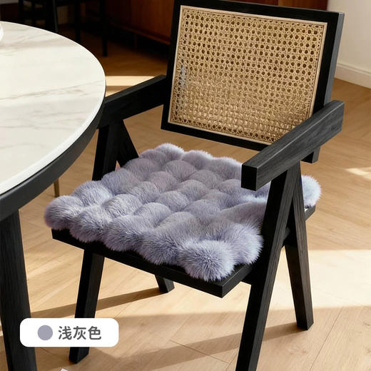 29.9/2个！PP上的小火炉🔥【三浦植造仿兔绒坐垫】冷板凳秒变暖宝宝！秋冬久坐党必入‼️  ☁️仿兔绒面料，蓬松柔软 ☁️保暖舒适，久坐不怕累 ☁️防滑黑科技，稳固不移位  商品图2