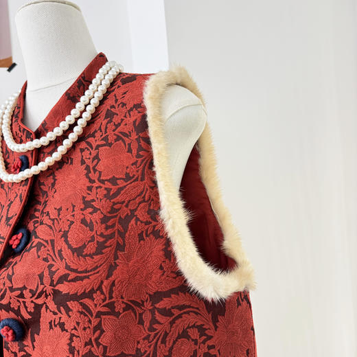 抢疯啦❗️南油出品❗️富婆新中式绝美穿搭【红色提花毛毛马甲-2个款式】💖来了，东方美学天花板‼️ 年底大杀四方的战袍合集，面料华贵，👏做工精湛，妥妥的国风美人，重工定制！ 商品图1