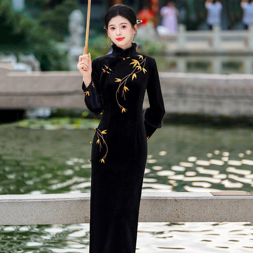 高端刺绣黑色丝绒加绒冬装国风中式长袖改良厚款女高级感旗袍SC22349 商品图4