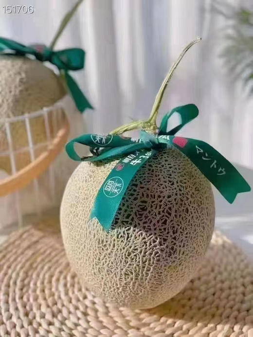 牛三纹瓜🍈瓜如其名 口口甜蜜，丝丝绵蜜，果香浓郁，切开蜜瓜，淡雅的清香扑鼻而来！黄绿色的果肉晶莹剔透，一口下去口感清爽，绵密多汁，相当满足 商品图3