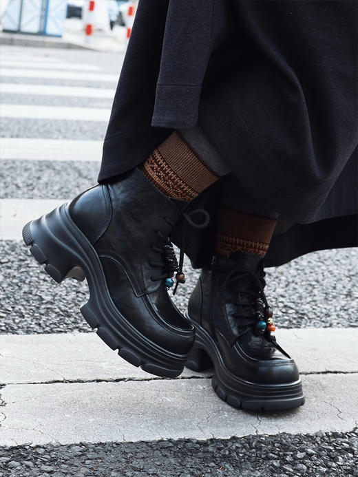 【轻松get大长腿  拿捏酷飒感】厚底马丁靴  经典黑色不过时  百搭时髦 配短裙、半身裙、牛仔裤都很酷  厚底拉长双腿线条  超显腿细腿长~ 商品图7