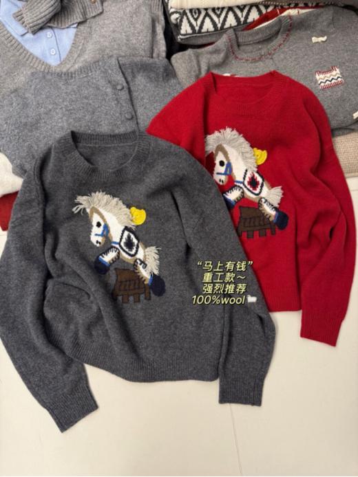 🥰【元气小马重工刺绣新年款POL0领羊毛衫8528】一眼爱上的重工毛衣针织衫！💖很适合节日的一款红色毛衣呀🥳拿在手里都感觉节日氛围感满满~喜气洋洋的 商品图3