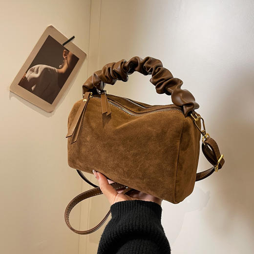 ✨可斜挎可手提，简直是秋冬穿搭的质感王炸！【麂皮绒小方包3031】💖复古绒面自带高级滤镜，轻松为你的每一套look注入时髦氛围，出街回头率拉满～ 商品图5