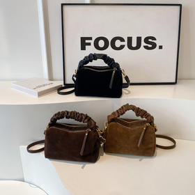 ✨可斜挎可手提，简直是秋冬穿搭的质感王炸！【麂皮绒小方包3031】💖复古绒面自带高级滤镜，轻松为你的每一套look注入时髦氛围，出街回头率拉满～