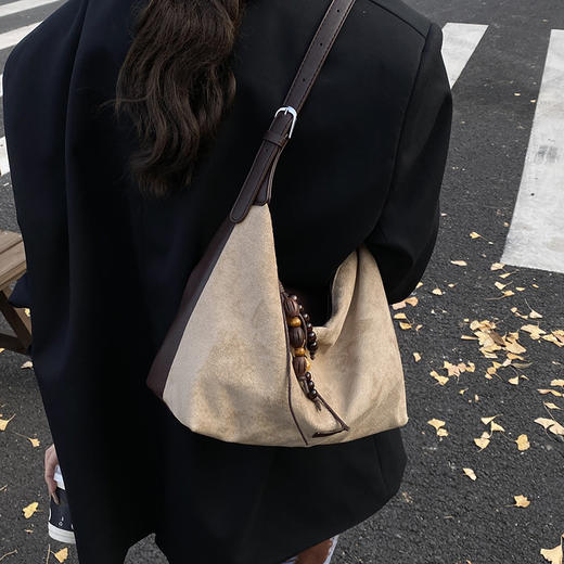 ✨这块麂皮单肩包的质地软fufu的，摸起来像云朵一样舒服～【麂皮绒饭盒包送挂件6052  】💖一背上身直接慵懒感拉满！搭配木质珠串装饰，瞬问给整体增加了自然系的文艺感，一点都不单调！💨 商品图5