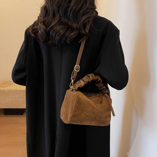 ✨可斜挎可手提，简直是秋冬穿搭的质感王炸！【麂皮绒小方包3031】💖复古绒面自带高级滤镜，轻松为你的每一套look注入时髦氛围，出街回头率拉满～ 商品图2