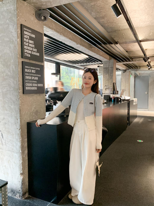 <曾小咸推荐>【149元任选2件】现货！  蓝拼白毛织开衫 商品图12