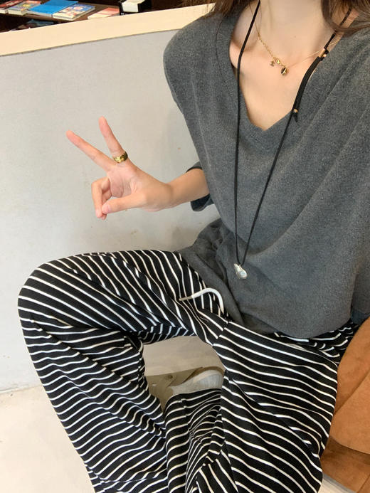 【110元任选2件】现货！灰色V领宽松大T恤 商品图5