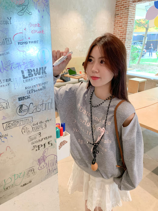 <曾小咸推荐>现货秒杀 ！微信超特价！字母印花露肩卫衣 日常149.99 立减70 秒杀79.99！！ 商品图8