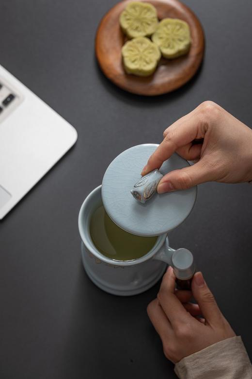 上新了故宫·一鸣惊人茶杯， 玛瑙入釉，温润天青釉色，可养出独属开片 商品图0