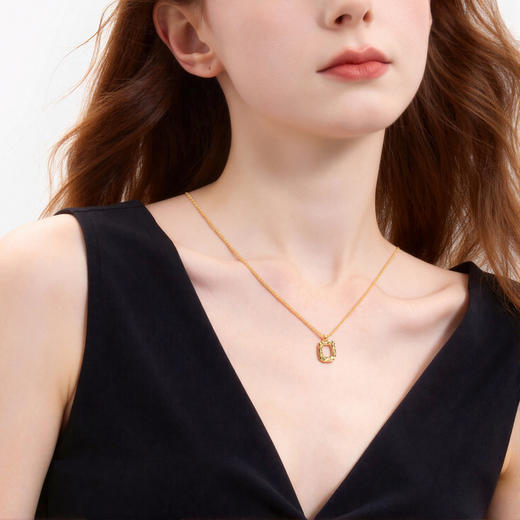 三彩2026新款纹理镂空方糖吊坠镀金项链轻奢复古个性通勤约会女 商品图1