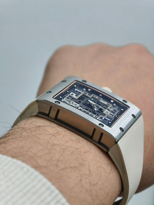 『高定版➕原版开模细节』理查德RM1-02 方形腕表
五级钛合金定制壳套 拉丝工艺完美
搭载最新开模一体机 真摆轮真擒纵轮
搭配天然橡胶表带 纯钛拉丝表扣刻字深
完美贴合手腕 佩戴舒适度极佳👍🏻❕ 商品图9