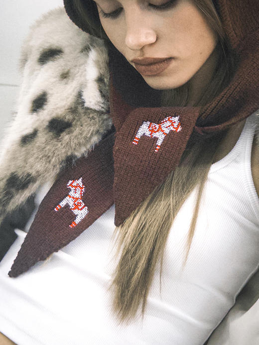 TR她热 童话木马 棕色针织小马刺绣复古保暖护耳围巾帽子 商品图2