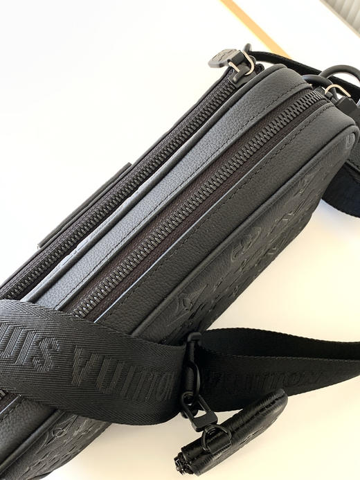 秋冬特惠💰1350 渠道级LV【全钢五金 MB163c01变码芯片】te级LV 全套包装 M26713黑色压花 本款 Trio Messenger 邮差包 商品图6