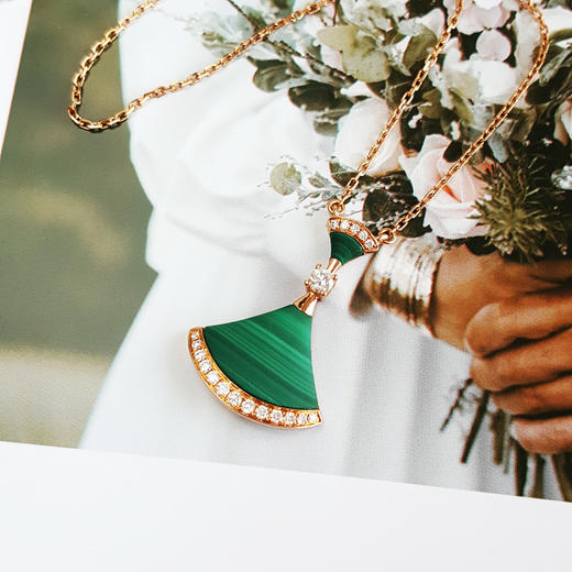 AU750玫瑰金镶钻经典时尚高定定制款扇子造型孔雀石吊坠项链28.4*19.6*4.5MM（皆取最大值）链长：45CM（长度可调节）231225TJ26 商品图3
