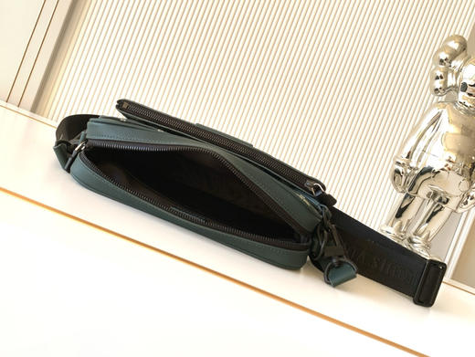 秋冬特惠💰1350 渠道级LV【全钢五金 MB163c01变码芯片】te级LV 全套包装 M27154深绿色条纹压花 本款 Trio Messenger 邮差包 商品图7