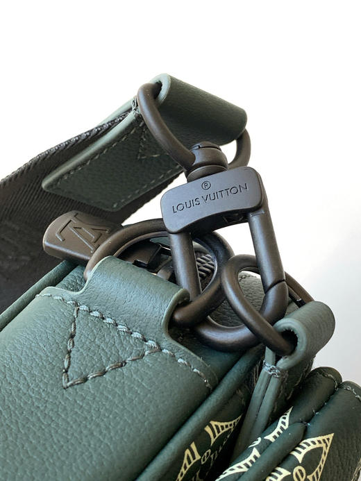 秋冬特惠💰1350 渠道级LV【全钢五金 MB163c01变码芯片】te级LV 全套包装 M27154深绿色条纹压花 本款 Trio Messenger 邮差包 商品图6