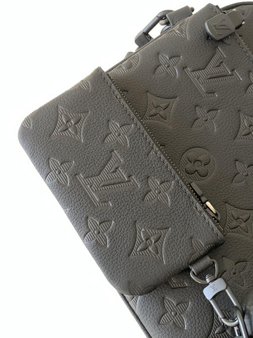 秋冬特惠💰1350 渠道级LV【全钢五金 MB163c01变码芯片】te级LV 全套包装 M26713黑色压花 本款 Trio Messenger 邮差包 商品图5