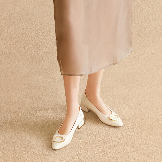 千百度轻奢羊皮C扣粗中跟鞋女2026春季新款通勤裸色晚晚浅口单鞋A26180367 商品图1