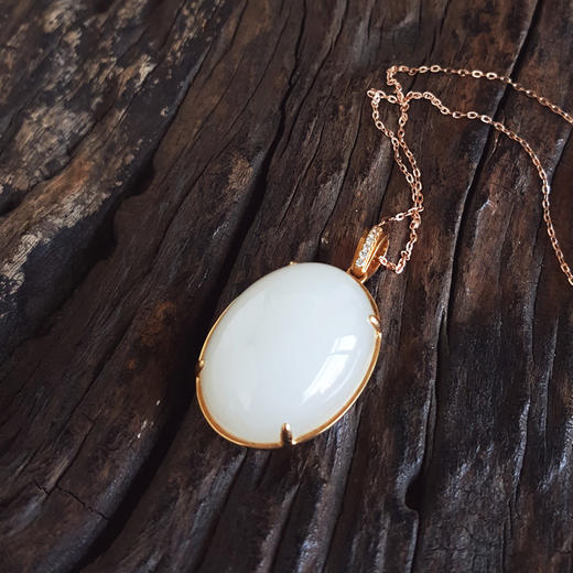 【天然正品】周大福AU750黄金镶钻镶天然青海料细腻一级白油润度佳蛋面和田玉吊坠项链30.2*17.6*10.7MM(皆取最大值)链长：45CM（长度可调节）241225NJS01 商品图5