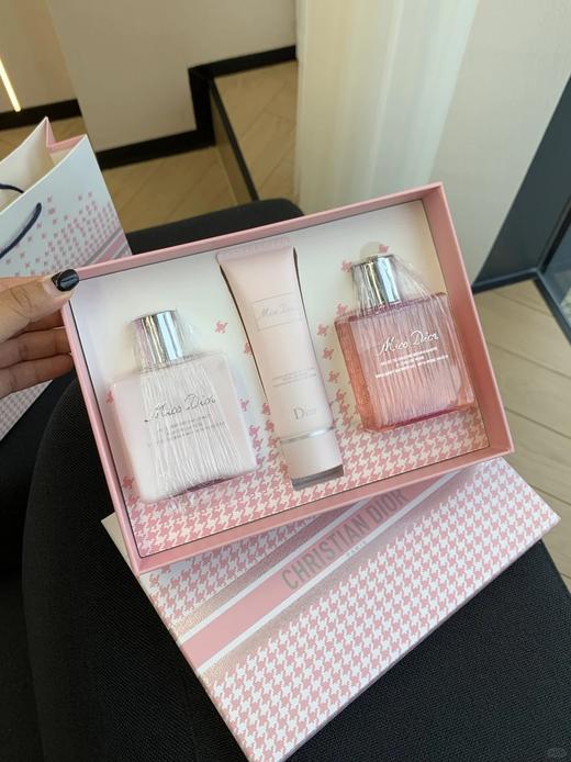 【爆款现货】迪奥香氛新款花漾甜心套盒 新款甜心沐浴露175ml新款甜心身体乳175ml护手霜50ml 商品图6