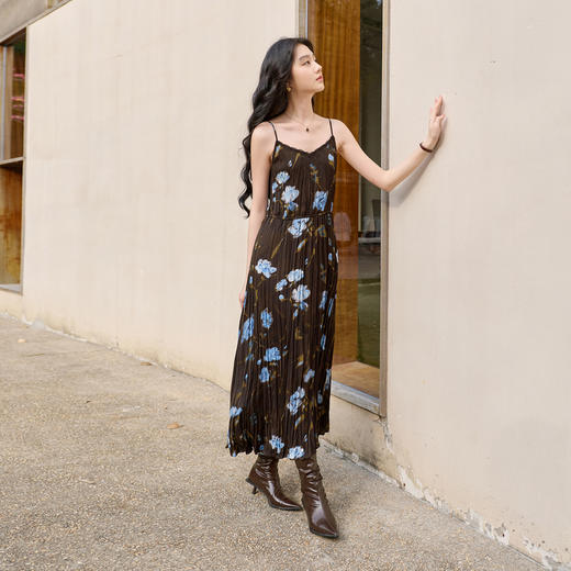 三彩2026春季新款V领吊带裙无袖连衣裙A字裙印花压褶长裙气质S 商品图1