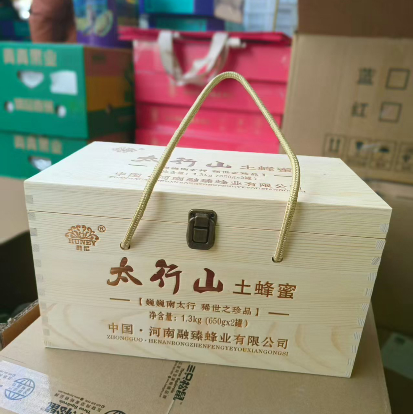 【高端木盒稀世珍品土蜂蜜系列/沂蒙山百巢福蜜土蜂蜜】是太行山土蜂蜜经驯化，在深山老林采集百花之蜜经春夏秋冬四季，沉淀而成，走亲访友自用很好