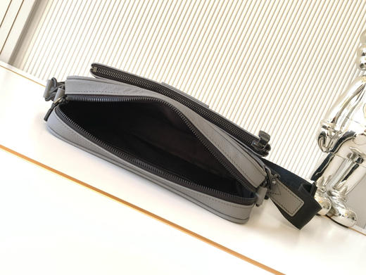 秋冬特惠💰1350 渠道级LV【全钢五金 MB163c01变码芯片】te级LV 全套包装 M27185灰色压花 本款 Trio Messenger 邮差包 商品图7