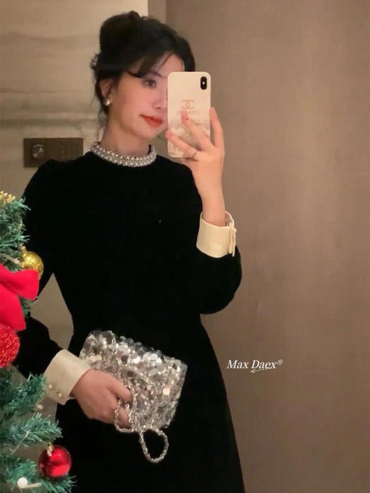 Max Daex®🇭🇰赫本风丝绒收腰连衣裙年会C位必出片 美到发晕新年战袍 经典贵气小黑裙重工镶钻款【法式优雅赫本风丝绒收腰连衣裙】 商品图5