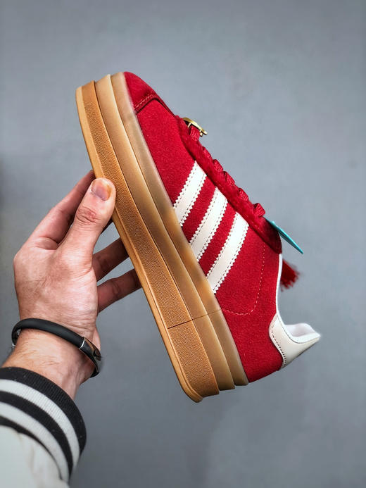 点此购买 阿迪originals GAZELLE CNY中国红新年款马年限定厚底松糕德训鞋 98 339201 商品图1