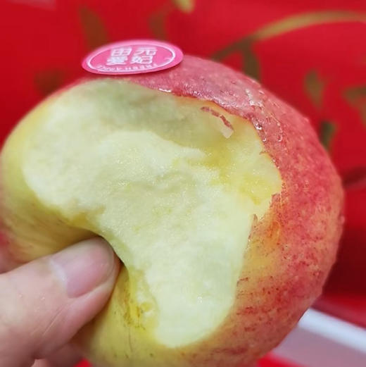 【国货之光爱妃苹果】，源自新西兰高端品种，一口咔嚓，满口脆甜真的把脆甜多汁做到了极致一口沦陷，越吃越爱大果礼盒 ，送手提袋 商品图0