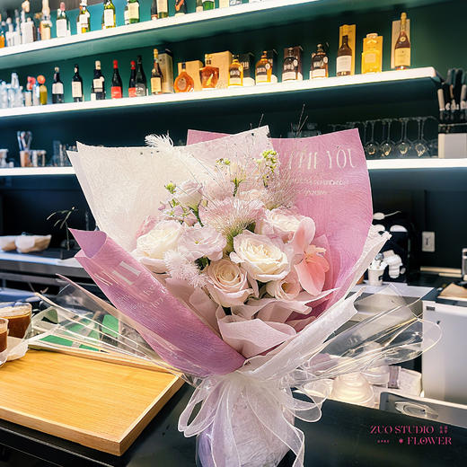 奢华款【眷恋如诗】白玫瑰9支/紫罗兰3支/洋桔梗6-8朵/蝴蝶兰1支/蓬莱松2支/驼鸟毛1支/梦幻浪漫感/氛围感鲜花/仪式感鲜花 商品图2