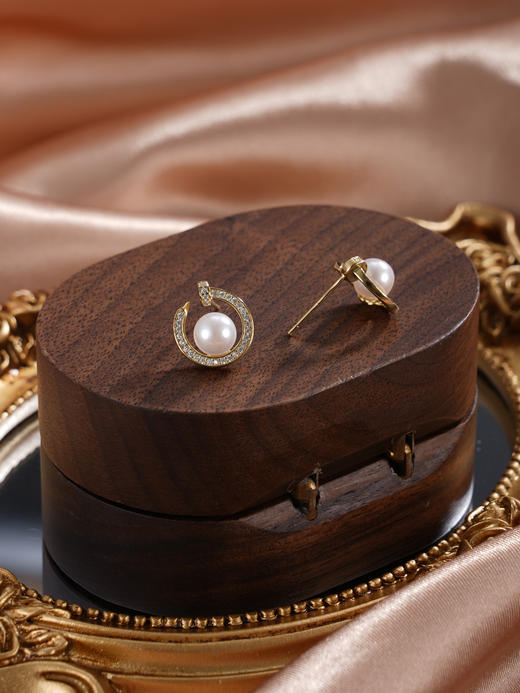 子佩集【珠潭映月】银S925珍珠惜王妃耳钉【XXED012】6mm珠镀金日月潭半环2601 商品图4