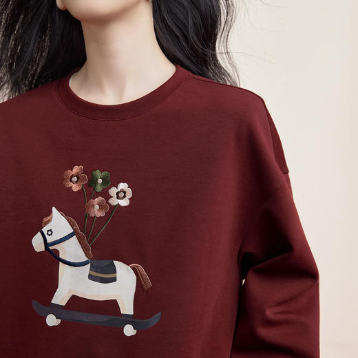 【1/21新品】熙世界「马上花财」小马图案红色卫衣女秋冬氛围感假两件圆领上衣 商品图3