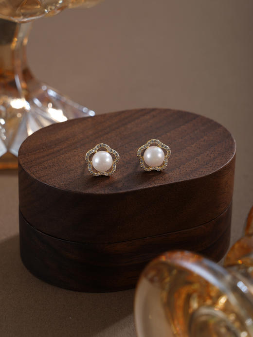 子佩集【花吻凝香】银S925珍珠惜王妃耳钉【XXED019】6mm珠镀金五瓣花朵2601 商品图4