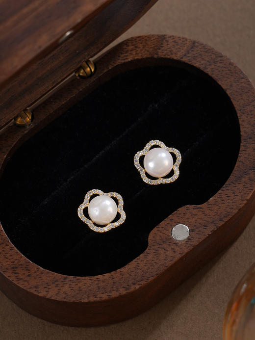 子佩集【花吻凝香】银S925珍珠惜王妃耳钉【XXED019】6mm珠镀金五瓣花朵2601 商品图9