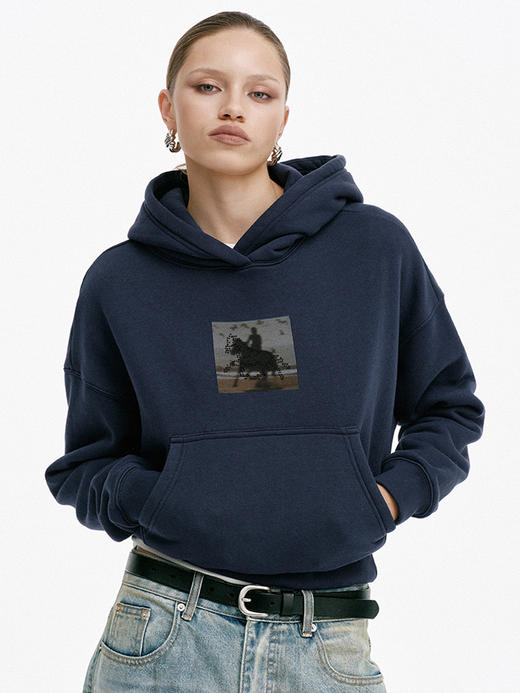 TR她热 旷野之息 藏蓝色抓绒印花烫钻小马保暖百搭宽松连帽卫衣 商品图1