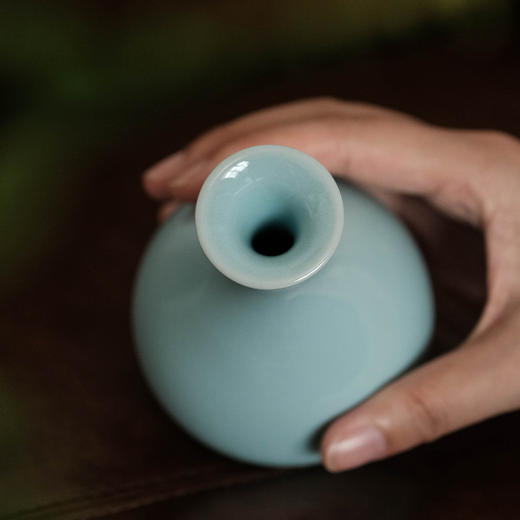 汝瓷天青釉小玉壶春花瓶 器型承袭宋式经典，颈项纤秀， 腹部丰盈，线条流畅如凝脂  釉色温润似雨后初晴 商品图1