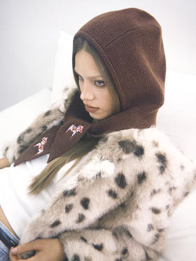 TR她热 童话木马 棕色针织小马刺绣复古保暖护耳围巾帽子