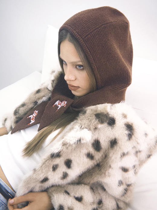 TR她热 童话木马 棕色针织小马刺绣复古保暖护耳围巾帽子 商品图0