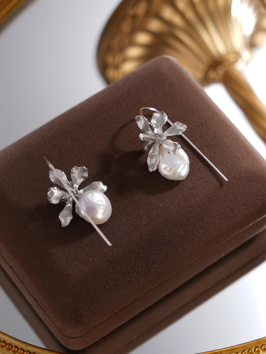 子佩集【花开凝香】银S925珍珠惜王妃耳环【SPE0890001】11*13mm珠巴洛克U型兰花草插针2601 商品图5