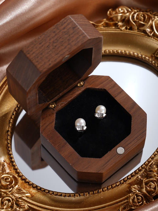 子佩集【元宝映月】银S925珍珠惜王妃耳钉【SPE0240002】5.5mm珠发财元宝2601 商品图6