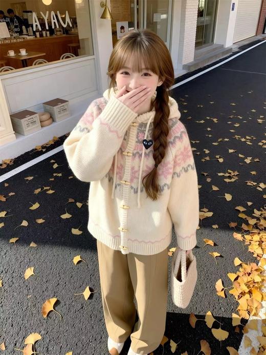 F010757甜美清新软糯木质牛角扣连帽针织开衫 商品图3