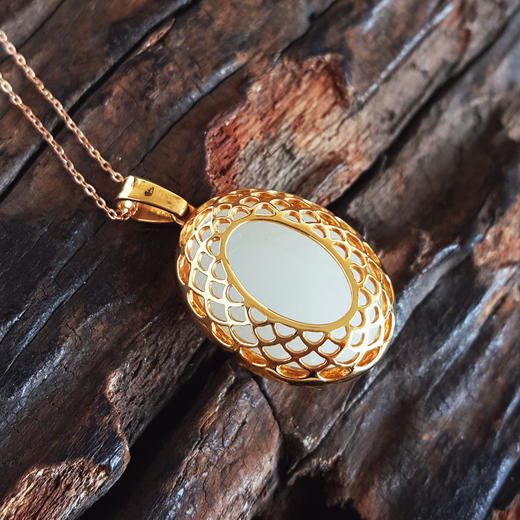 【天然正品】周大福AU750黄金镶钻镶天然青海料细腻一级白油润度佳蛋面和田玉吊坠项链30.2*17.6*10.7MM(皆取最大值)链长：45CM（长度可调节）241225NJS01 商品图6