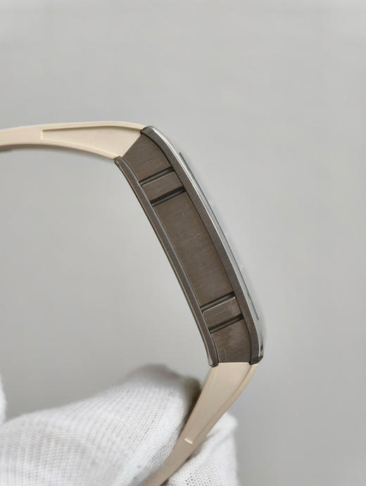 『高定版➕原版开模细节』理查德RM1-02 方形腕表
五级钛合金定制壳套 拉丝工艺完美
搭载最新开模一体机 真摆轮真擒纵轮
搭配天然橡胶表带 纯钛拉丝表扣刻字深
完美贴合手腕 佩戴舒适度极佳👍🏻❕ 商品图7