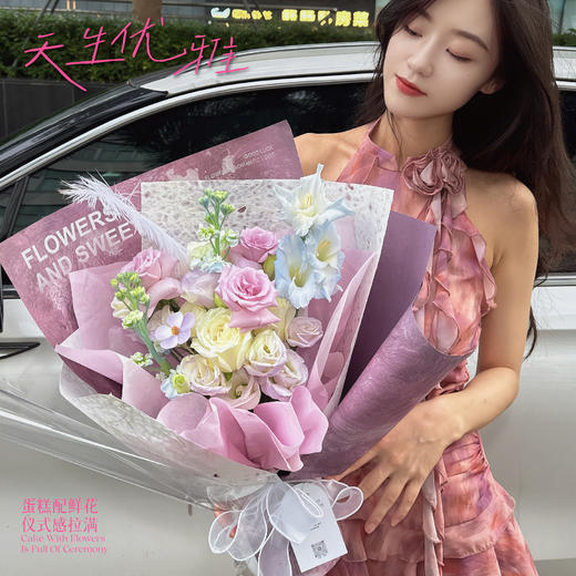 轻奢款【天生优雅】白玫瑰3支/海洋之歌玫瑰3支/洋桔梗3-5朵/白罗兰2支/剑兰1支/鸵鸟毛1支/优雅浪漫感/氛围感鲜花 商品图0