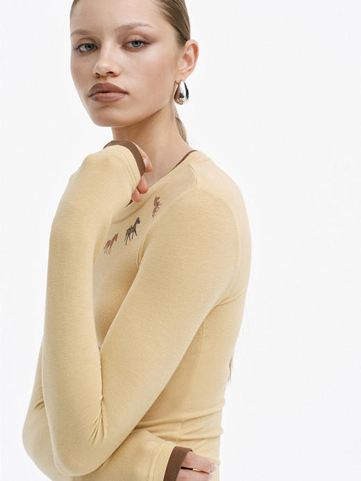 TR她热 小彩驹 姜黄色撞色手绘小马印花复古修身打底衫上衣 商品图3