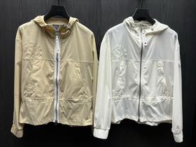 新款女士秋季🍂三色防风带帽外套来啦！关键词: 舒服，百搭，防风防泼水，有功能性！外层略薄尼龙功能面料内里配网布，舒适亲肤也兼具保暖效果，春秋穿着最为适宜！