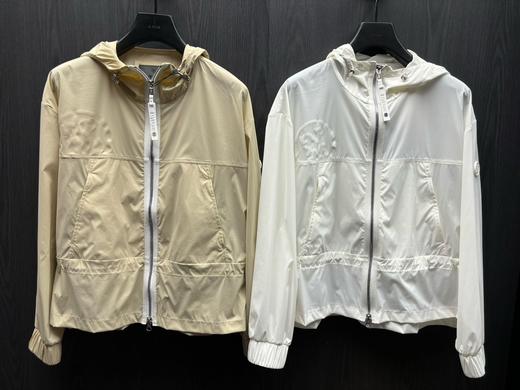 新款女士秋季🍂三色防风带帽外套来啦！关键词: 舒服，百搭，防风防泼水，有功能性！外层略薄尼龙功能面料内里配网布，舒适亲肤也兼具保暖效果，春秋穿着最为适宜！ 商品图0