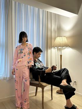 一盏灯，两个人，一片不言而喻的温柔